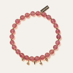 Natural rose-pink Star Strawberry Quartz beaded bracelet featuring gold-plated star charms and the engraved Soul Lykke signature tag. This is a natural gemstone and healing crystal bracelet by Soul Lykke.